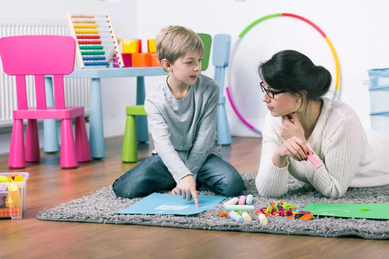 Older adult receiving in-home psychological support from a counsellor in Mornington.