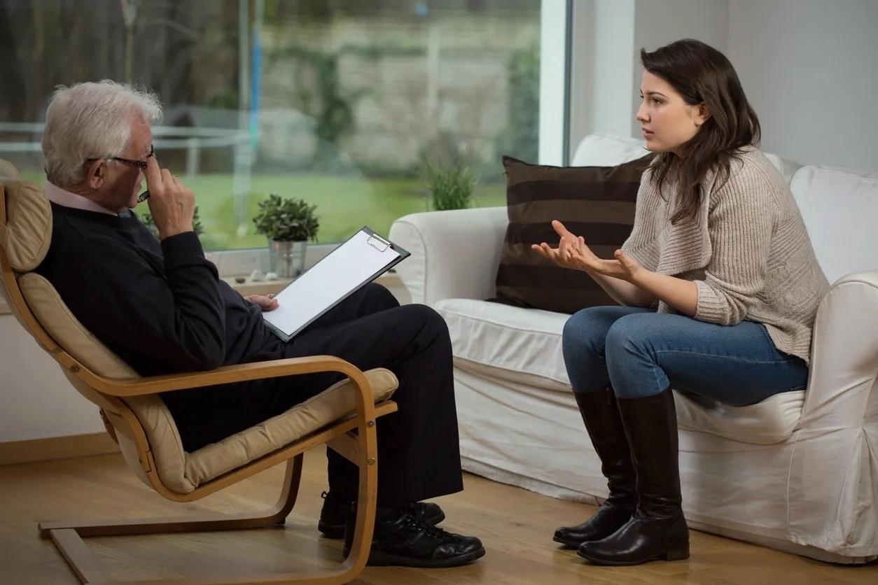 NDIS counsellor visiting a Shepparton participant at home for a mental health support session